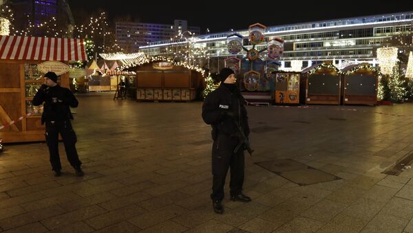 Policial no mercado de Natal após o ataque de um caminhão contra uma multidão em Berlim - Sputnik Brasil