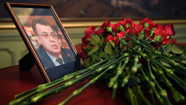 Flores colocados ao retrato do embaixador russo, Andrei Karlov, assassinado na exposição em Ancara, no Ministério das Relações Exteriores da Rússia, Moscou, 20 de dezembro de 2016 - Sputnik Brasil