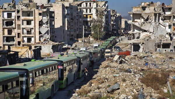Ônibuses são vistos durante uma operação de evacuação de rebeldes e suas famílias de bairros rebeldes na cidade de Aleppo em 15 de dezembro de 2016 - Sputnik Brasil