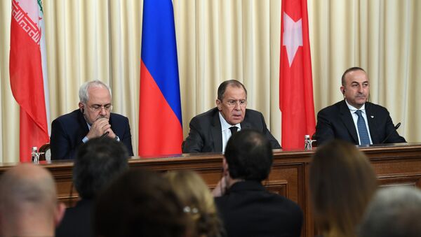Iranian Foreign Minister Mohammad Javad Zarif, Russian Foreign Minister Sergei Lavrov and Turkish Foreign Minister Mevlut Cavusoglu attend a press conference in Moscow on December 20, 2016 - Sputnik Brasil