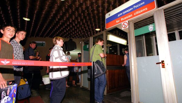 Controle de passaportes no aeroporto internacional de Sheremetevo-2, Moscou, Rússia - Sputnik Brasil