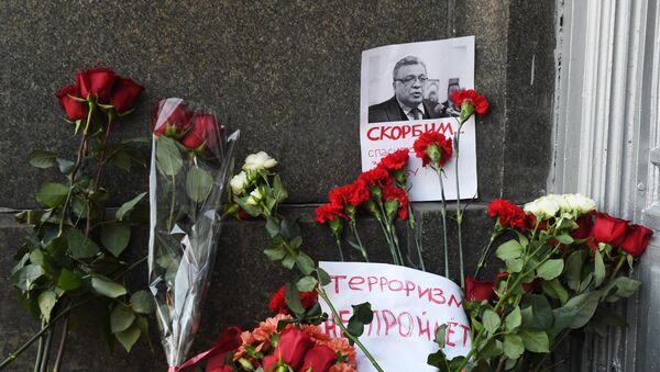 Os habitantes de Moscou depõem flores na entrada ao Ministério das Relações Exteriores russo, em homenagem ao embaixador assassinado, Andrei Karlov - Sputnik Brasil