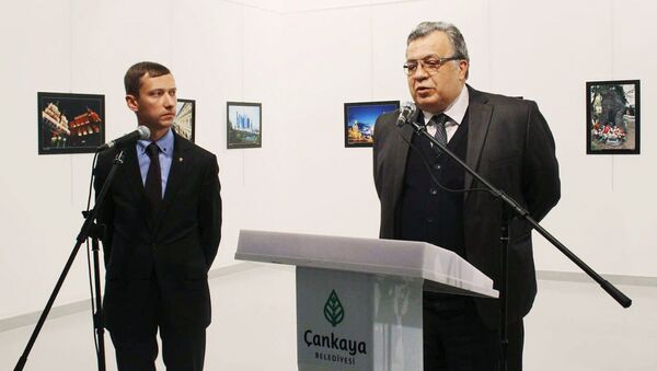 Embaixador russo Andrei Karlov (à direita) na abertura da exposição de fotos no Centro de Arte Moderna em Ancara. (Só é possível usar esta imagem para fins editoriais. O uso comercial ou campanha promocional são proibidas) - Sputnik Brasil