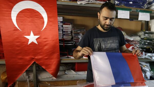 Istambul, Turquia, funcionário de uma loja manuseia bandeira da Rússia - Sputnik Brasil