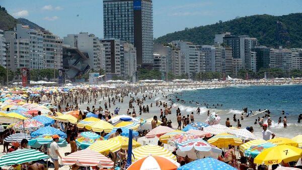 Praia de Copacabana em tradicional dia de sol no  verão do Rio de Janeiro - Sputnik Brasil