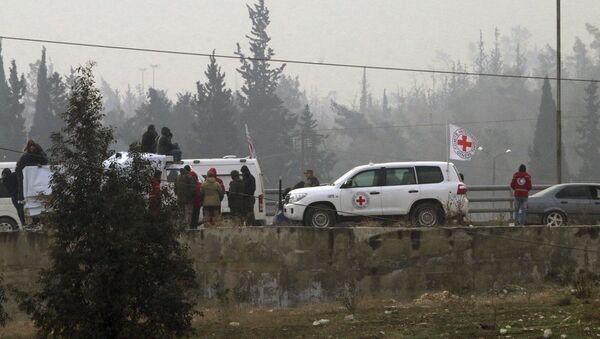 Cruz Vermelha realiza evacuação na região oriental de Aleppo - Sputnik Brasil