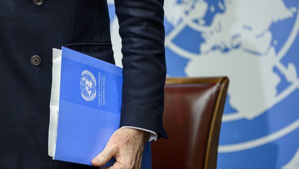 UN Syria envoy Staffan De Mistura's hands holds documents at the United Nations Offices on January 25, 2016 in Geneva during a press conference on efforts to restart peace talks. - Sputnik Brasil
