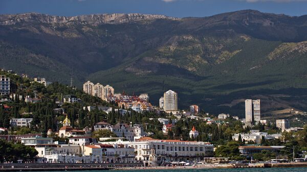 Crimeia, Rússia. Vista de Yalta a partir do mar Negro - Sputnik Brasil