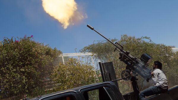 Um lutador rebelde dispara uma arma antiaérea de 23 milímetros de trás de um caminhão enquanto um avião da Força Aérea da Síria voa acima durante os confrontos entre os rebeldes e as tropas pró-governamentais nos arredores da cidade do norte de Aleppo - Sputnik Brasil