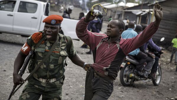 Policial militar segura detido que participou de manifestação, RD do Congo - Sputnik Brasil