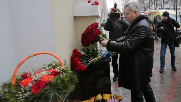 As pessoas depõem flores à sede do Ensemble Aleksandrov em homenagem às vítimas do Tu-154 - Sputnik Brasil