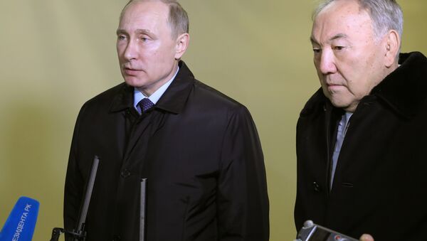 Vladimir Putin, presidente russo, com Nursultan Nazarbaev, presidente do Cazaquistão, expressam condolências pelo acidente aéreo do Tu-154 - Sputnik Brasil