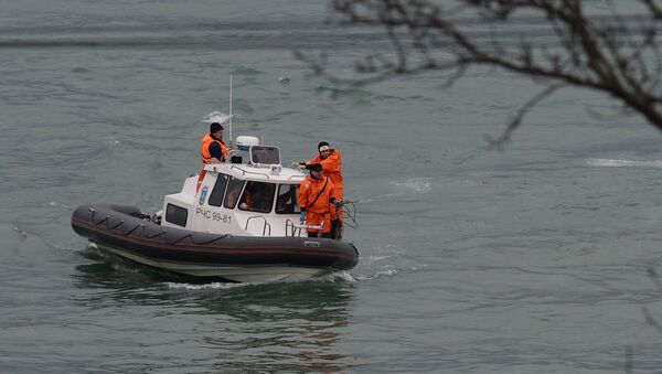Uma lancha participa da operação de resgate no mar Negro - Sputnik Brasil