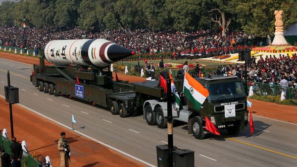 Míssil balístico de longo alcance Agni-V durante desfile militar em Nova Deli, Índia - Sputnik Brasil
