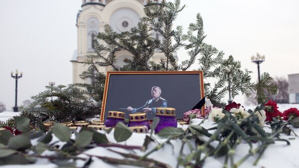 Ato de recordação das vítimas do acidente aéreo em Sochi, o retrato do líder do Ensemble Aleksandrov, Valeri Halilov - Sputnik Brasil