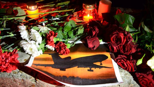 Velas e flores dixadas em Sochi para homenagear a memória das vítimas da queda do Tu-154, Rússia, 25 de dezembro de 2016 - Sputnik Brasil