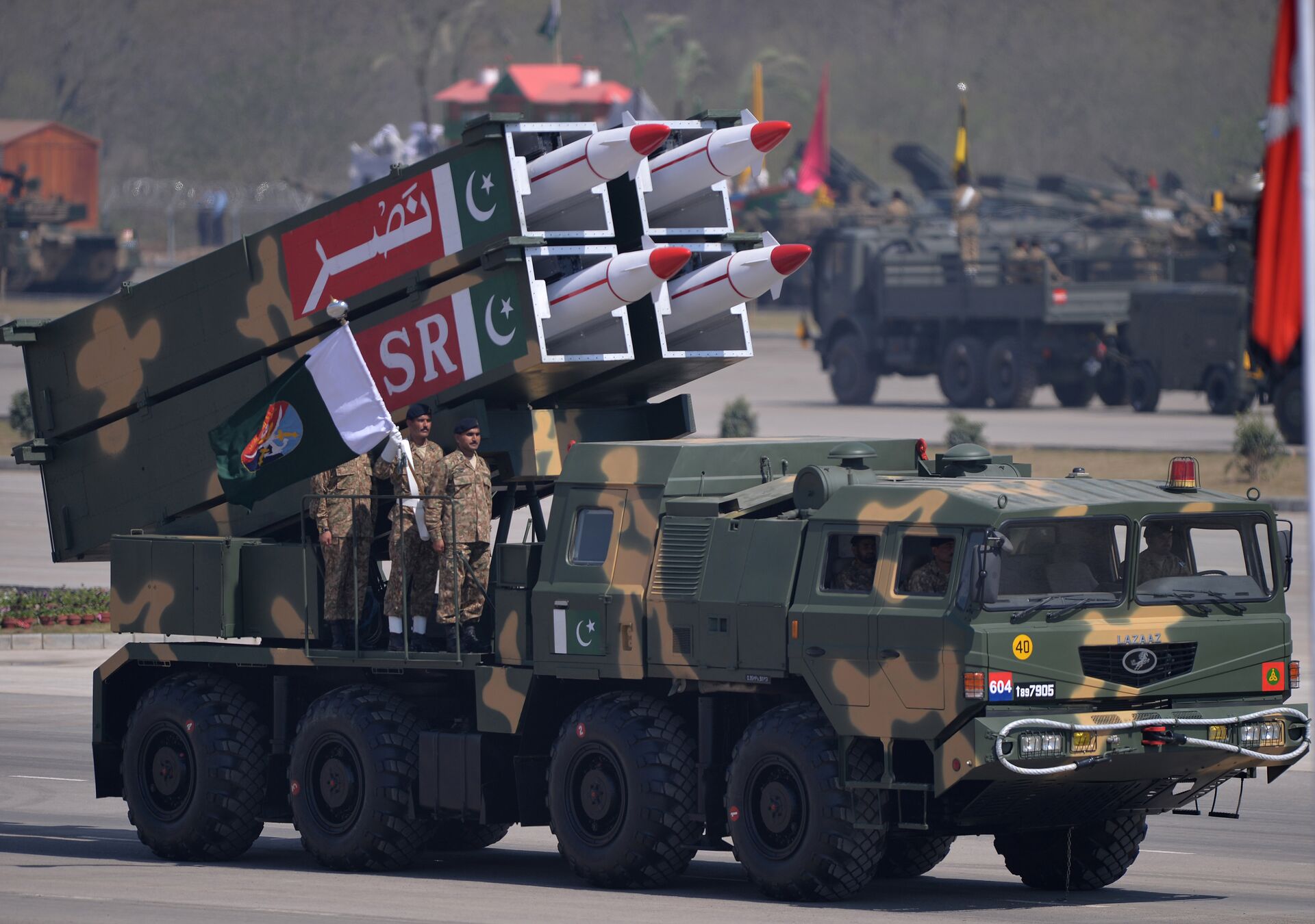 Pessoal militar paquistanês ao lado de um míssil superfície-superfície de curto alcance NASR durante desfile militar do Dia do Paquistão em Islamabad, em 23 de março de 2015 - Sputnik Brasil, 1920, 10.04.2022