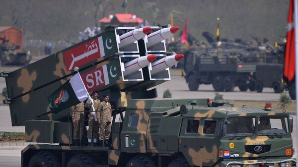 Pessoal militar paquistanês ao lado de um míssil superfície-superfície de curto alcance NASR durante desfile militar do Dia do Paquistão em Islamabad, em 23 de março de 2015 - Sputnik Brasil
