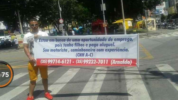 Motorista Arnaldo usa faixa para pedir emprego em Pouso Alegre (MG) - Sputnik Brasil