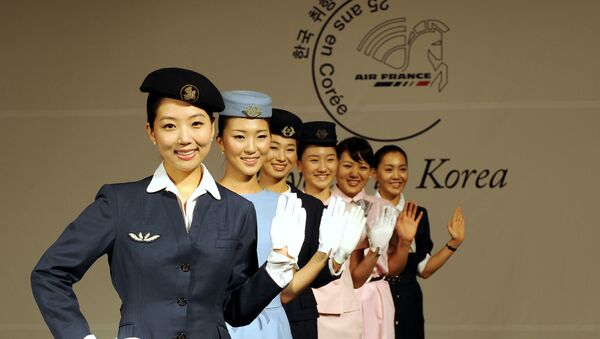 Sul-coreanas vestidas de comissárias de voo da Air France durante o 25º aniversário da companhia aérea na Coreia do Sul, em Seoul, 24 de setembro de 2008 - Sputnik Brasil