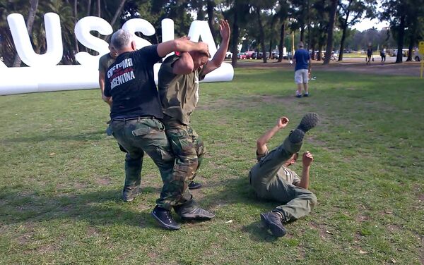 Pessoas praticando arte marcial russa Systema na Argentina - Sputnik Brasil