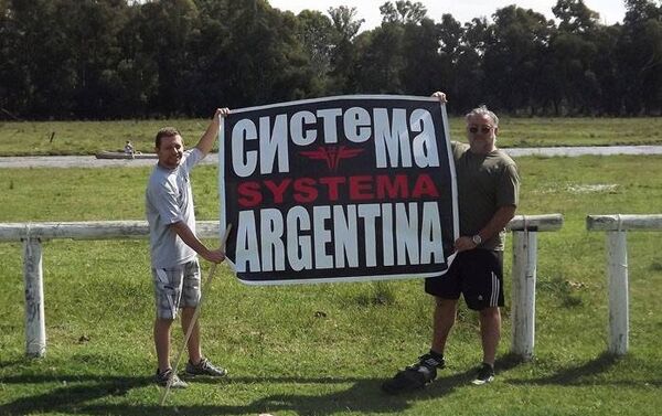 Fãs com cartaz da arte marcial Systema na Argentina - Sputnik Brasil