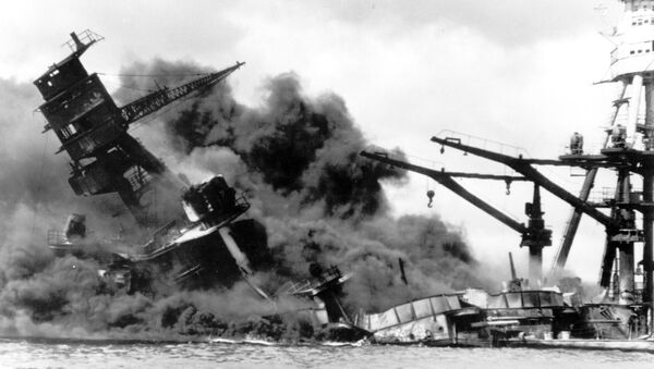 Navio dos EUA é atingido durante ataque fulminante do Japão contra a base naval americana de Peral Harbor, em 7 de dezembro de 1941, durante a Segunda Guerra Mundial - Sputnik Brasil