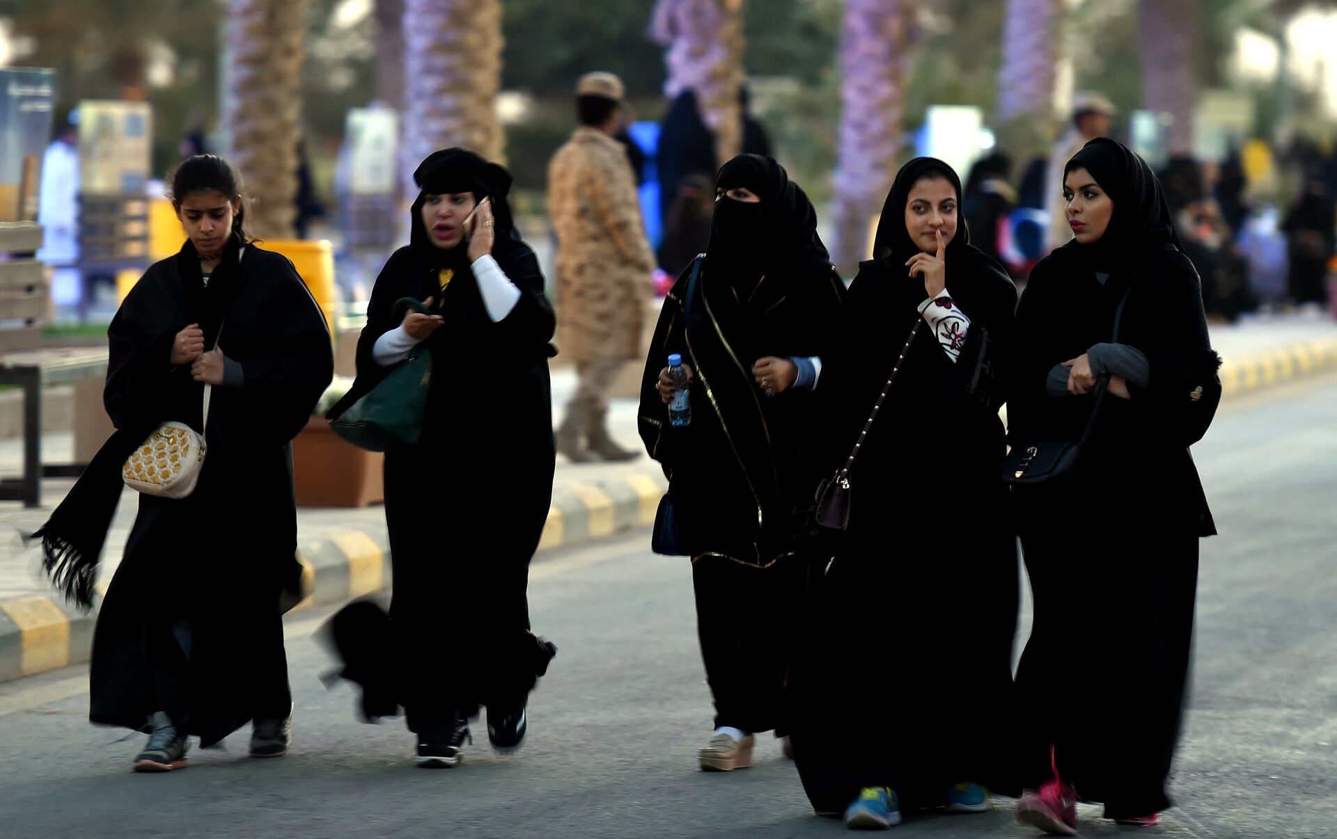 Mulheres sauditas não precisam usar abaya, diz príncipe