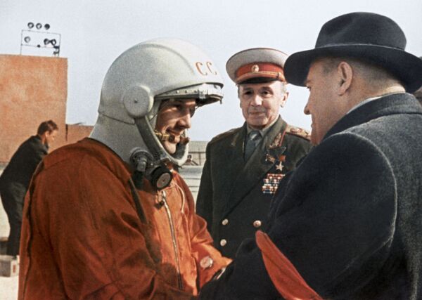 Engenheiro Sergei Korolev e cosmonauta Yuri Gagarin antes do início do voo - Sputnik Brasil