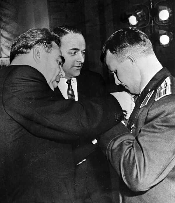 Leonid Brezhnev condecora o cosmonauta Yuri Gagarin - Sputnik Brasil