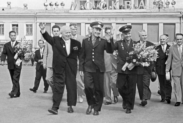 Primeiro secretário do Comitê Central do PCUS, Nikita Khrushchev, e cosmonautas German Titov e Yuri Gagarin - Sputnik Brasil