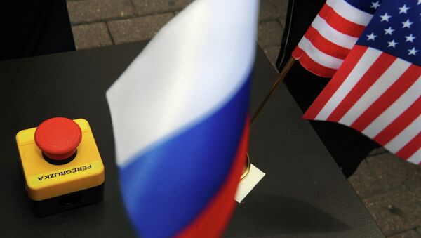 O simbólico botão de reset apresentado ao Ministro das Relações Exteriores russo Sergei Lavrov pela ex-secretária de Estado dos EUA Hillary Clinton. - Sputnik Brasil