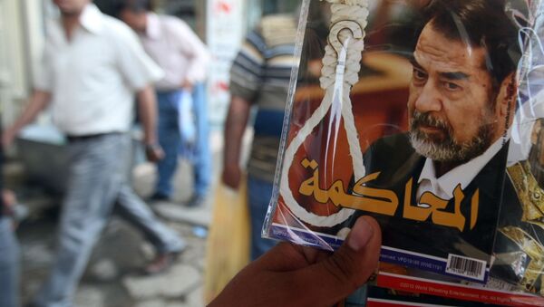 Um vendedor mostra um CD sobre o julgamento do ex-presidente iraquiano Saddam Hussein na capital iraquiana, Bagdá, em 9 de abril de 2012 - Sputnik Brasil