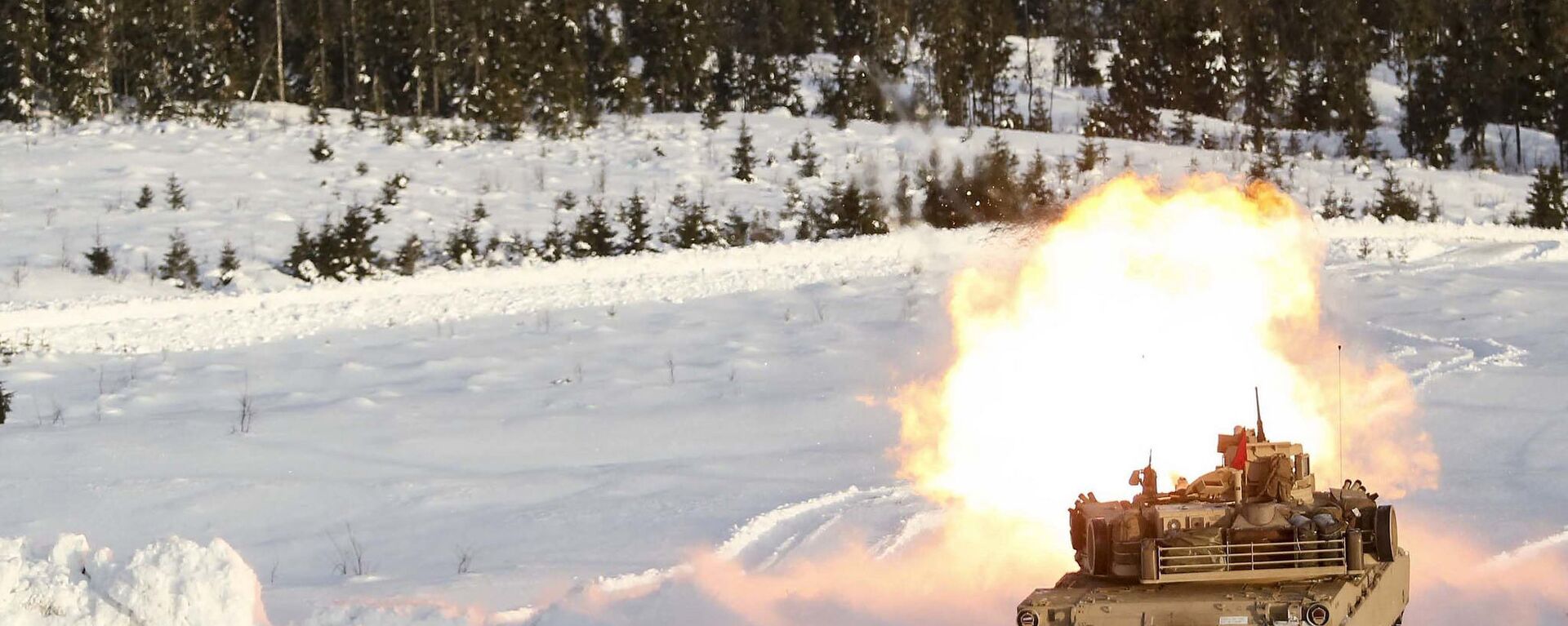 O tanque norte-americano Abrams dispara do seu canhão principal durante as manobras em Noruega, em 18 de fevereiro de 2016 - Sputnik Brasil, 1920, 02.03.2024