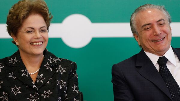 Dilma Rousseff está sorrindo ao lado de Michel Temer. 19, março, 2015 - Sputnik Brasil
