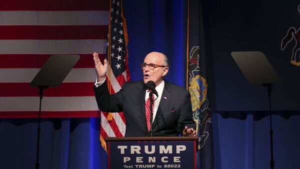 Former New York City Mayor Rudy Giuliani addresses a gathering at a campaign rally for Republican presidential candidate Donald Trump Monday, Nov. 7, 2016, in Scranton, Pa - Sputnik Brasil