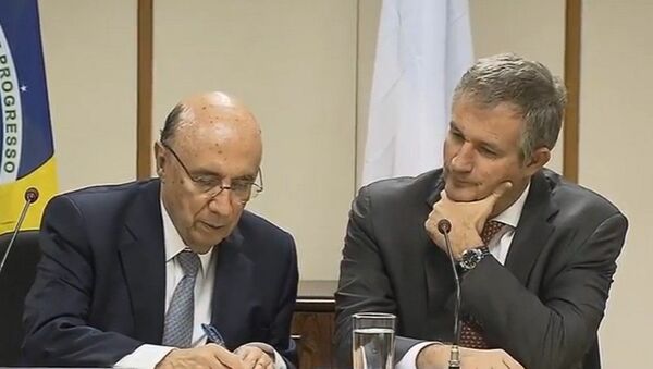 O ministro da Fazenda, Henrique Meirelles e o embaixador da França no Brasil, Laurent Bili  assinam termo de adesão do país no Clube de Paris - Sputnik Brasil