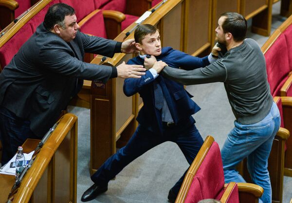 Briga entre deputados ucranianos em sessão da Suprema Rada (Parlamento ucraniano) - Sputnik Brasil