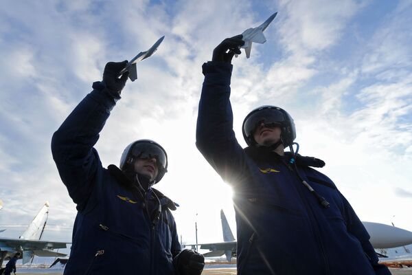 Pilotos planejam acrobacias aéreas em aeródromo na região de Rostov-no-Don - Sputnik Brasil