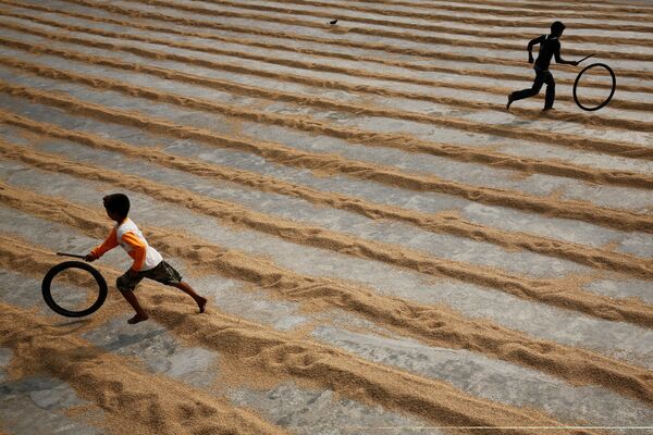 Crianças brincam em Daca, capital de Bangladesh - Sputnik Brasil