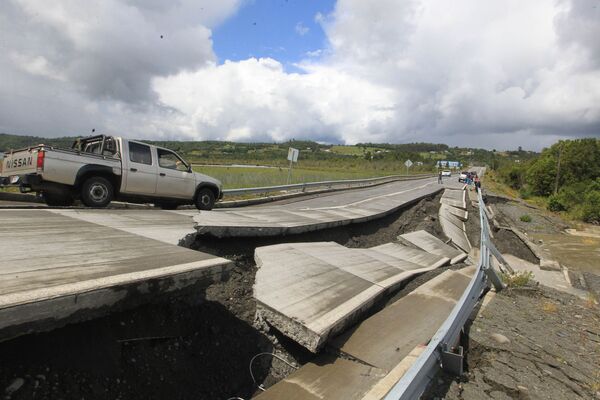 Caminhonete na rodovia do Chile no momento do terramoto - Sputnik Brasil