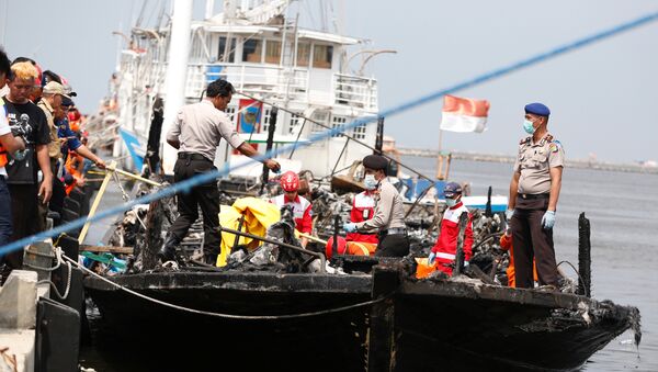 Polícia e Cruz Vermelha resgatam as pessoas depois do incêndio em um barco na Indonésia. Janeiro,1. 2017 - Sputnik Brasil