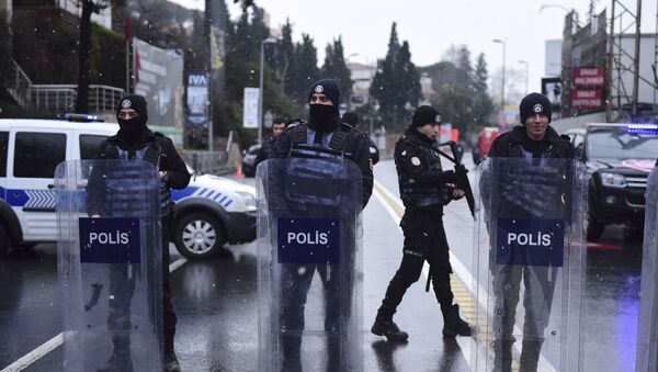 Polícia turca cerca o local do atentado em Istambul, Turquia, 1 de janeiro de 2017 - Sputnik Brasil