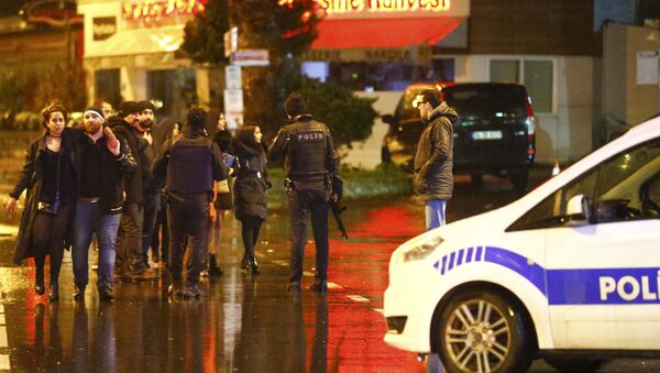 A polícia cerca a área perto da boata Reina em Istambul, Turquia, 1 de janeiro de 2017. - Sputnik Brasil