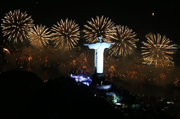 Festival de fogos de artifício visto de trás do Cristo Redentor, grande símbolo do Rio de Janeiro - Sputnik Brasil