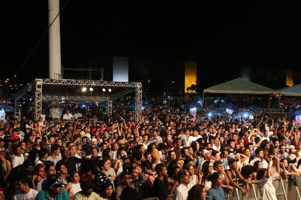 Público brasiliense acompanha o festival de fim de ano da capital do Brasil - Sputnik Brasil