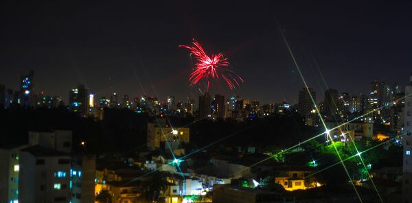 Queima de fogos no Bairro da Aclimação, na região central de São Paulo - Sputnik Brasil