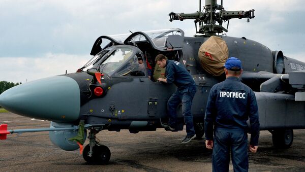 Técnicos perto do helicóptero Ka-52K Katran na fábrica da empresa aérea Progress na região de Primorie (Extremo Oriente da Rússia) - Sputnik Brasil