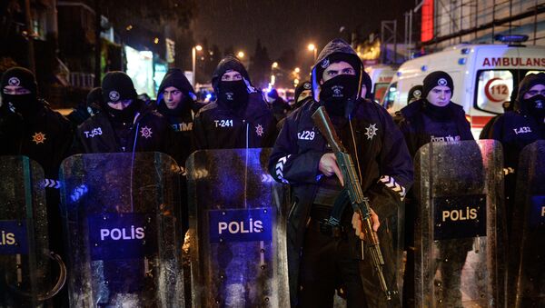 Polícia turca bloqueia caminho ao local do ataque ocorrido na boate em Istambul, 1 de janeiro de 2016 - Sputnik Brasil