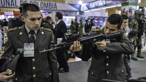 Um policial colombiano com feito na Colômbia desenhado em Israel rifle de assalto ACE durante a exposição Expodefence Fair 2015 (30 de novembro de 2015) - Sputnik Brasil